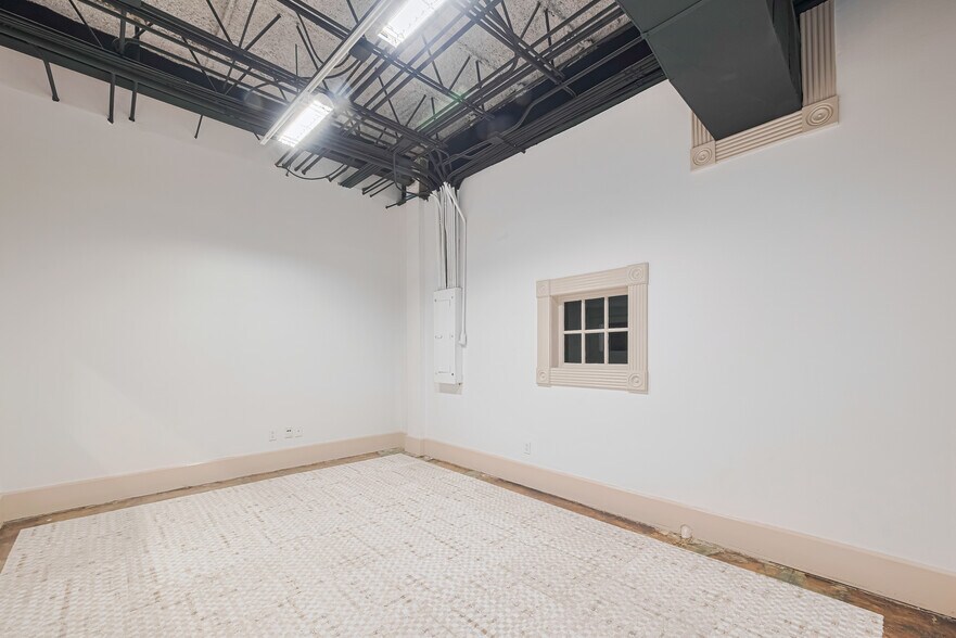 More Photos Of 1920 N Memorial Way, Houston Loft Creative Space For Lease