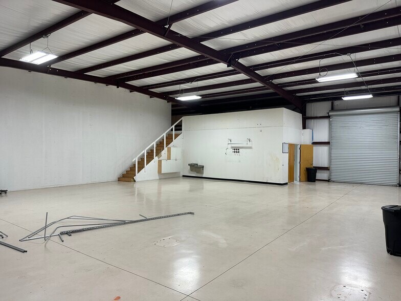 More Photos Of 6679 Treeland Ave, Largo Warehouse For Lease