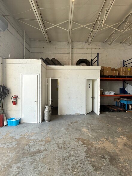 More Photos Of 220 W 24th St, Hialeah Showroom For Lease