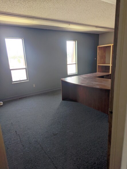 More Photos Of 1002-1008 W Abriendo Ave, Pueblo Office For Lease