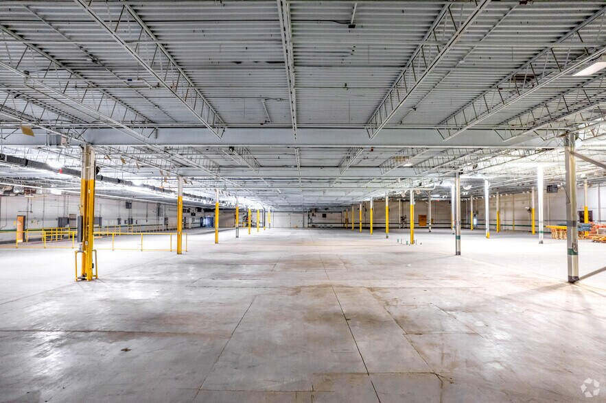More Photos Of 44 Rolark Dr, Toronto Manufacturing For Lease