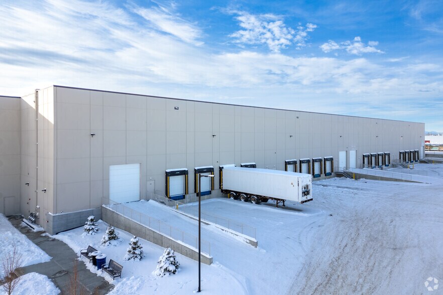 More Photos Of 3111 27 St NE, Calgary Distribution For Lease