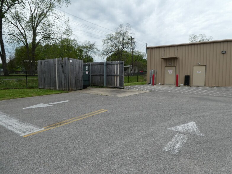 More Photos Of 605 W Market St, Bolivar Freestanding For Sale