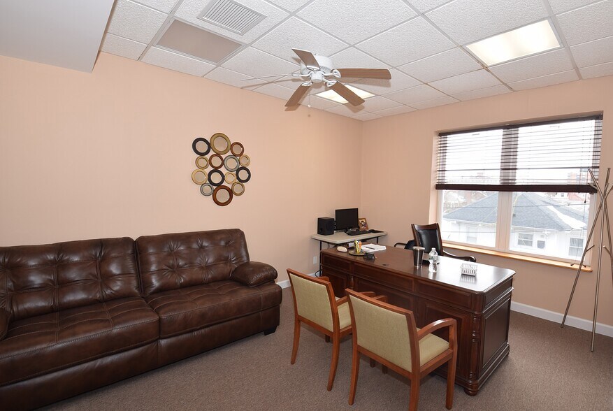 More Photos Of 20 W Park Ave, Long Beach Storefront Retail Office For Lease