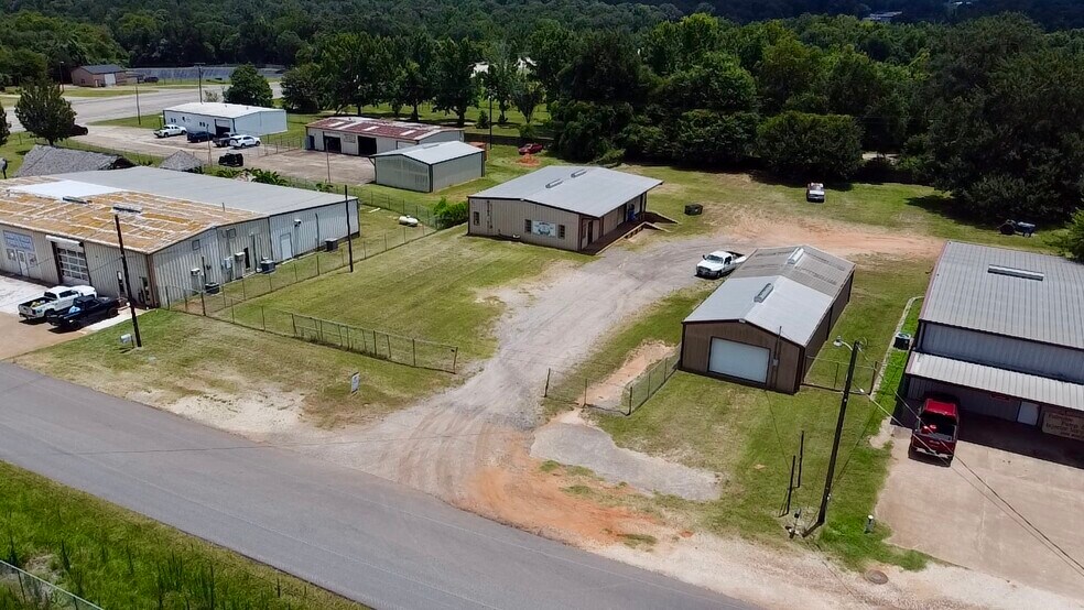 More Photos Of 2000 E Murchison St, Palestine Light Manufacturing For Sale