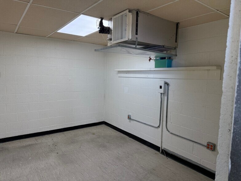 More Photos Of 121 N Lafayette Ave, Marshall Flex For Sale