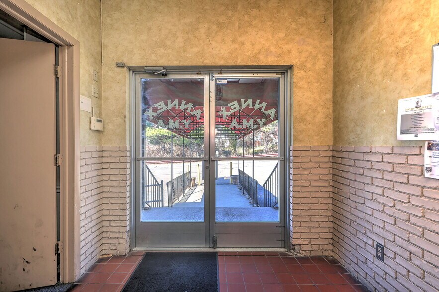 More Photos Of 560 Woodward Ave, New Haven Flex For Sale