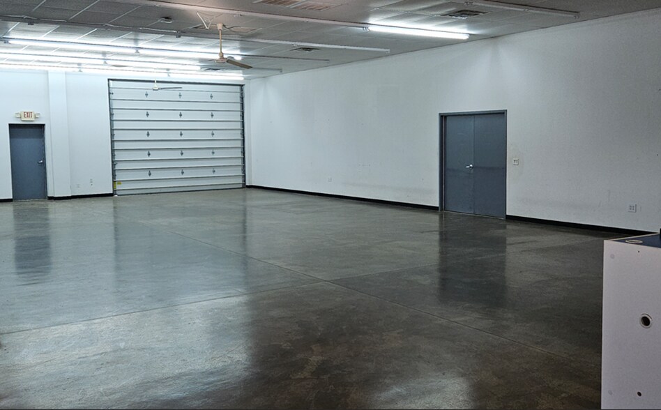 More Photos Of 1828 Ranger Hwy, Weatherford Showroom For Lease