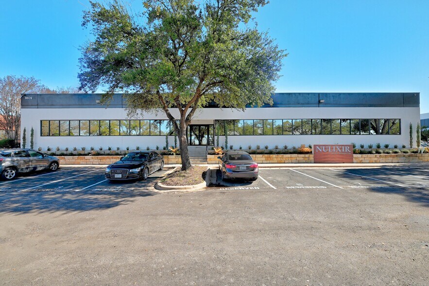 More Photos Of 8609 Cross Park Dr, Austin Office For Lease