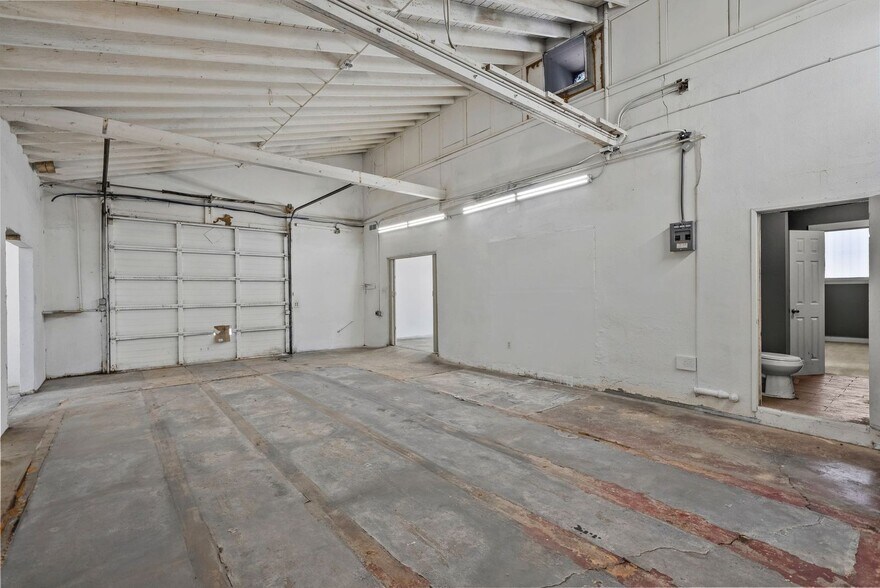 More Photos Of 14222-14226 Aetna St, Van Nuys Warehouse For Lease