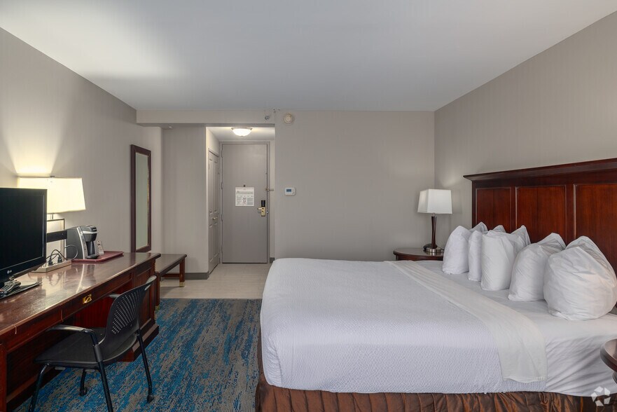 More Photos Of 5300 Rockside Rd, Independence Hotel For Sale