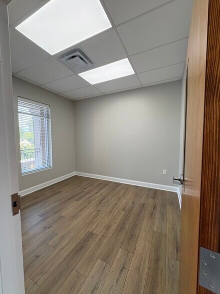 More Photos Of 101 E Market St, Smithfield Office For Lease