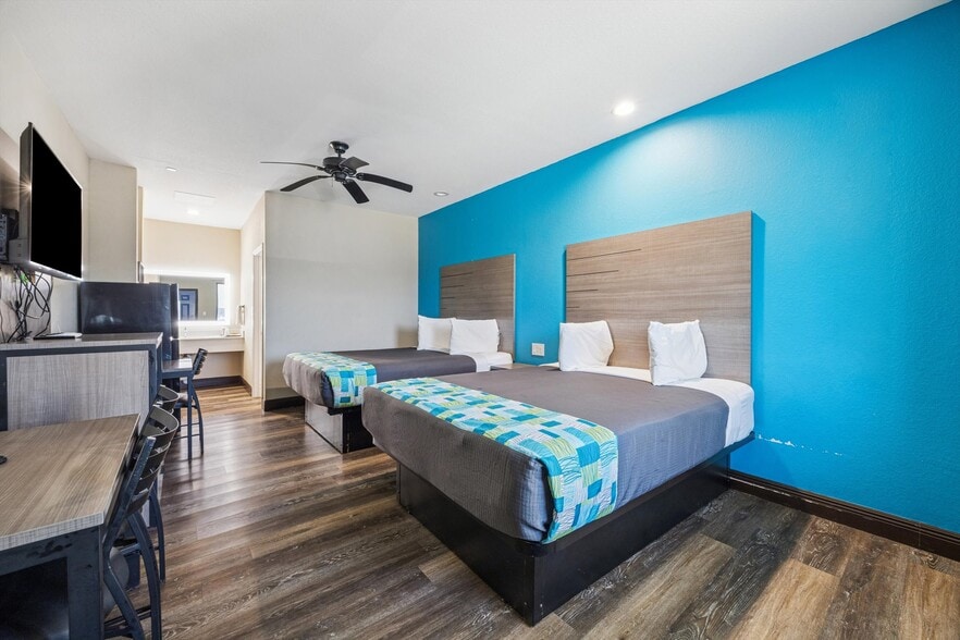 More Photos Of 9002 Highway 6, Hitchcock Hotel For Sale