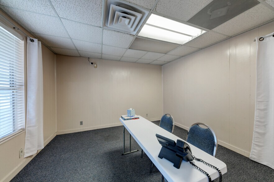 More Photos Of 113 W Lindbergh Blvd, Universal City Service For Sale