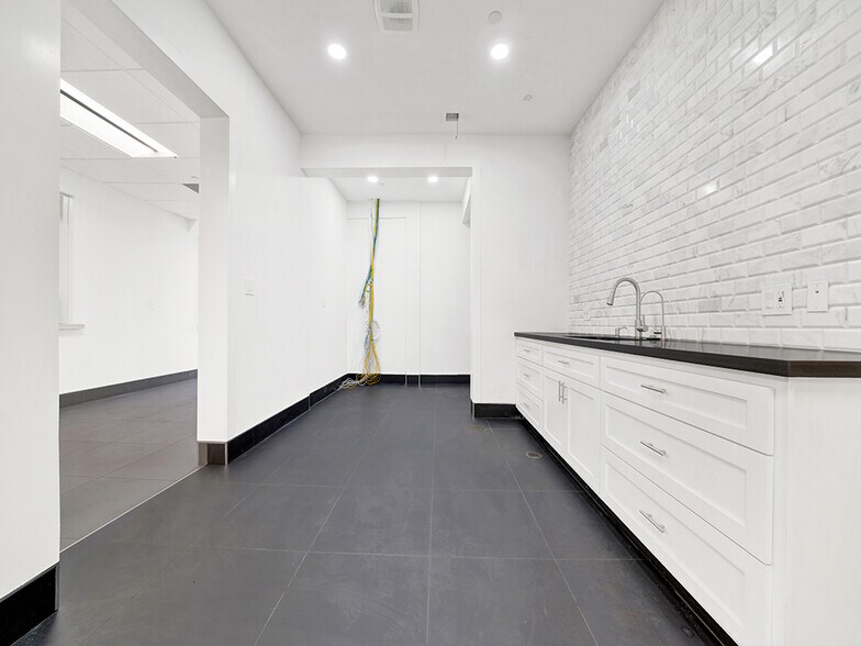 More Photos Of 3501 W Garry Ave, Santa Ana Warehouse For Lease