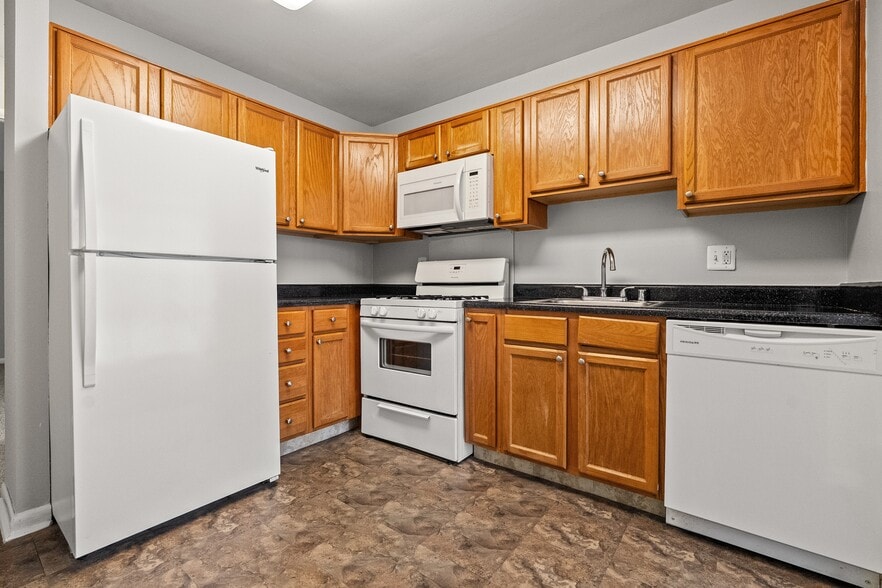 More Photos Of 8150 Lakecrest Dr, Greenbelt Apartments For Sale