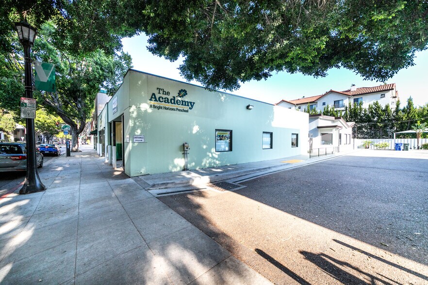 More Photos Of 700 E Green St, Pasadena Storefront For Lease