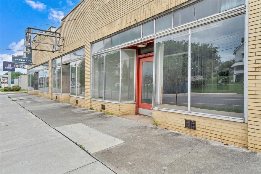 More Photos Of 2302 Melrose Ave NW, Roanoke Flex For Lease
