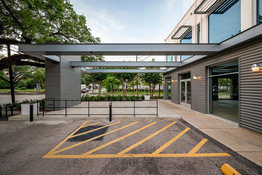 More Photos Of 1500 McGowen St, Houston Restaurant For Lease