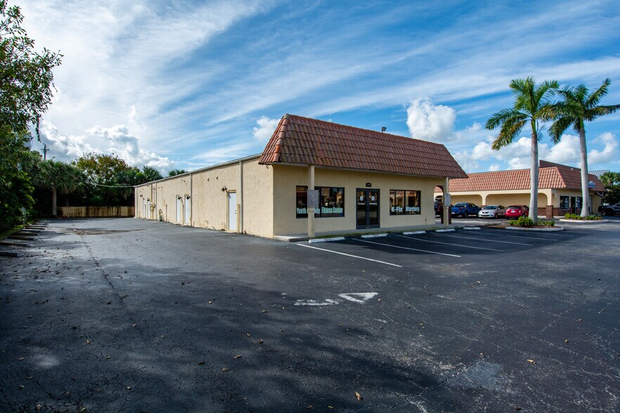 More Photos Of 108 SW Monterey Rd, Stuart Storefront Retail Office For Lease
