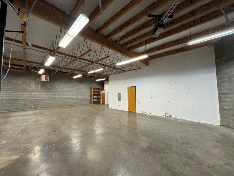 More Photos Of 6455 Lakeview Blvd, Lake Oswego Flex For Lease