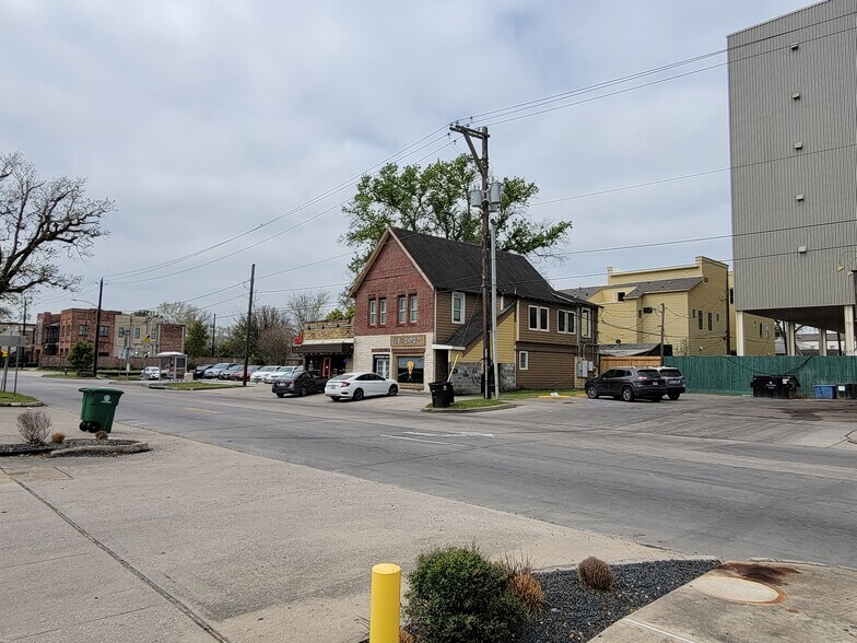 More Photos Of 1043-1045 Studewood, Houston General Retail For Sale