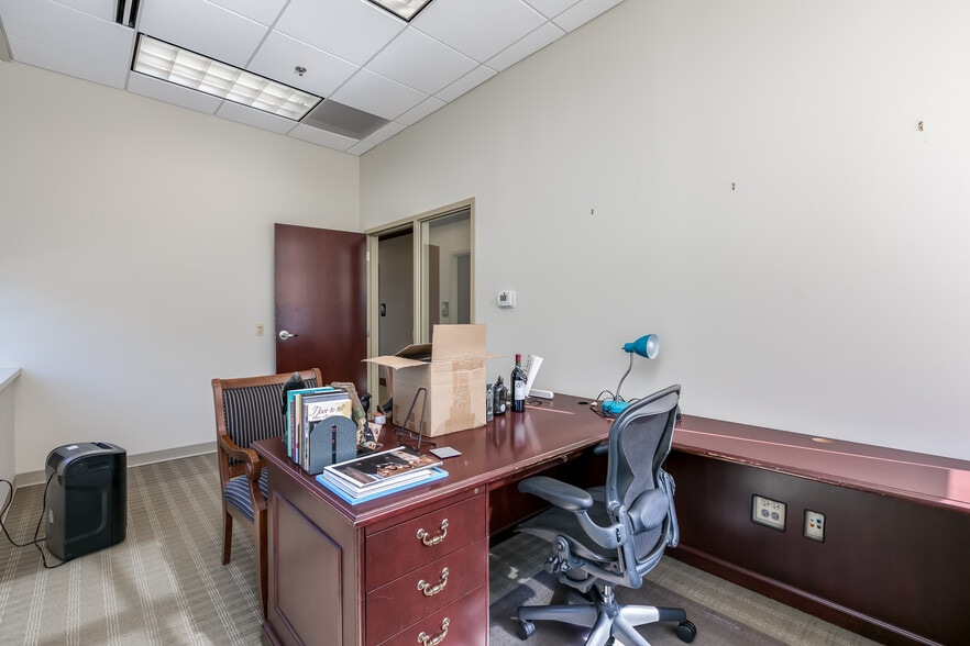 More Photos Of 2624 Patriot Blvd, Glenview Office For Sale