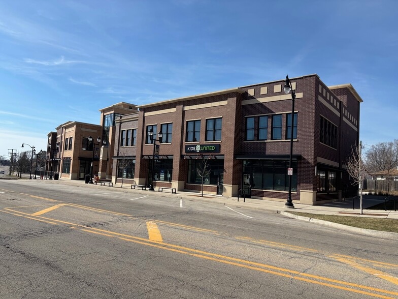 More Photos Of 440 E Hawley St, Mundelein Storefront Retail Office For Lease