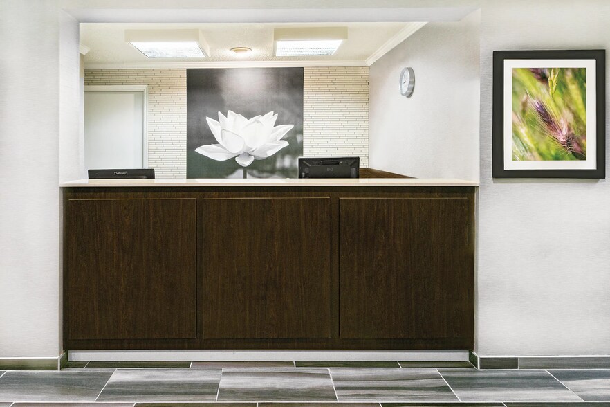 More Photos Of 5215 Interstate 10 E, Baytown Hotel For Sale