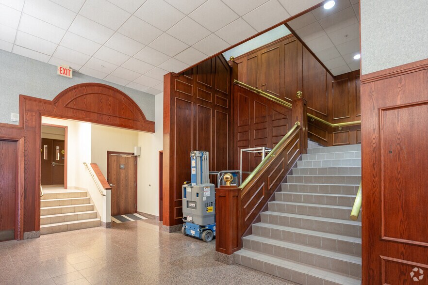 More Photos Of 313 S Capitol Ave, Lansing Office For Sale