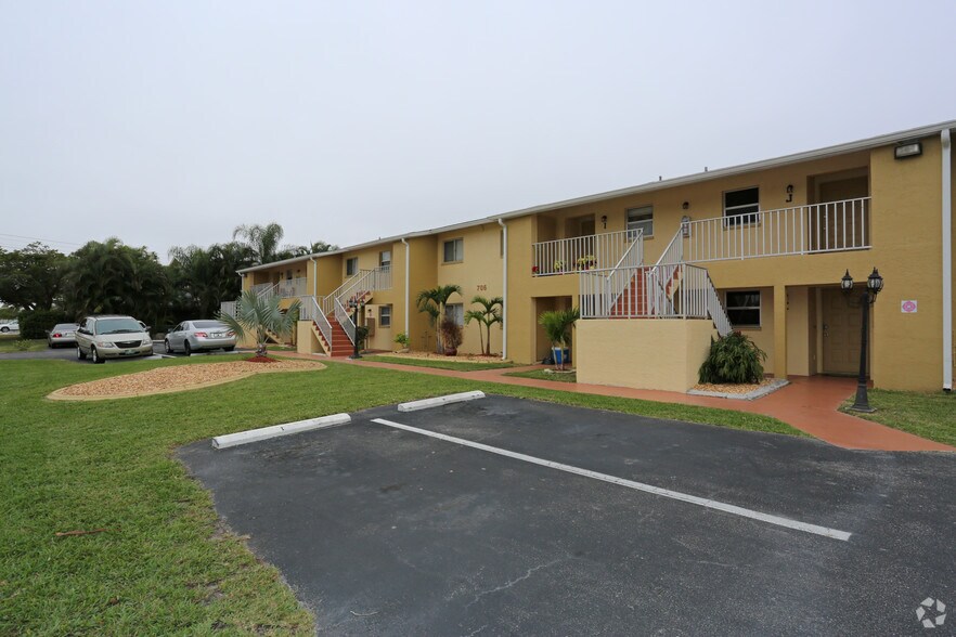 More Photos Of 706 SE 13th Ct, Cape Coral Apartments For Sale