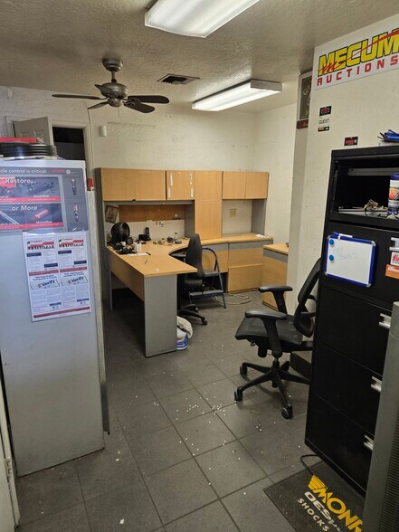 More Photos Of 6844 W Belmont Ave, Glendale Warehouse For Lease