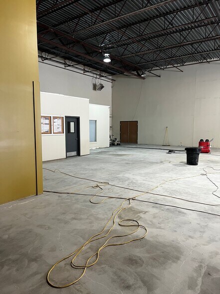 More Photos Of 1450 E Highwood Blvd, Pontiac Manufacturing For Lease