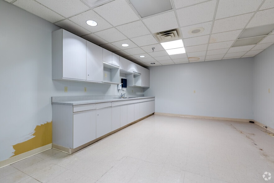 More Photos Of 222 NE Monroe St, Peoria Office For Sale