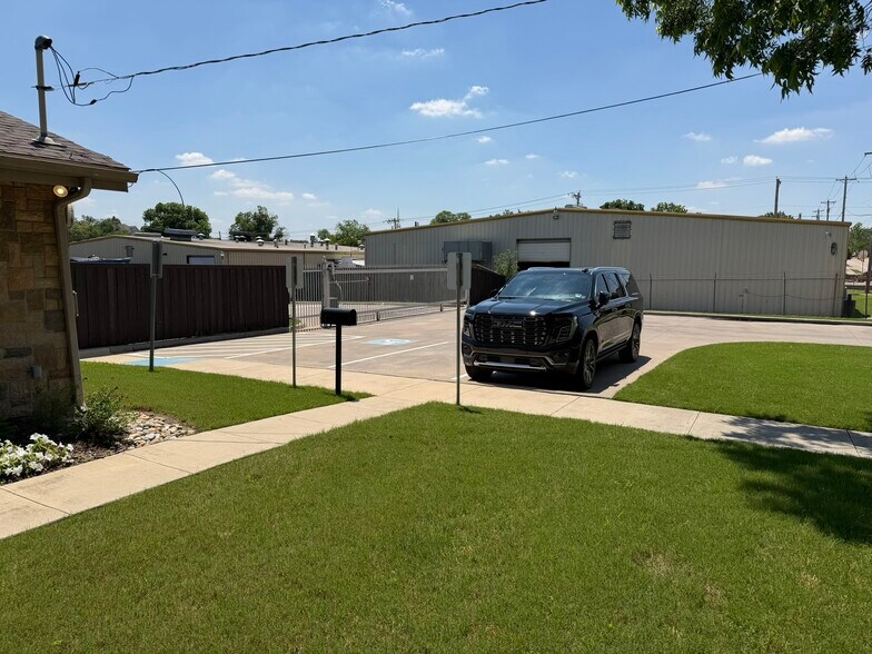 More Photos Of 414 N Kealy Ave, Lewisville Office For Sale