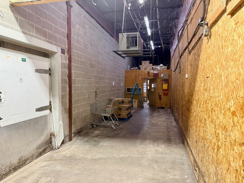 More Photos Of 881 S Walnut St, Bernie Storefront For Sale