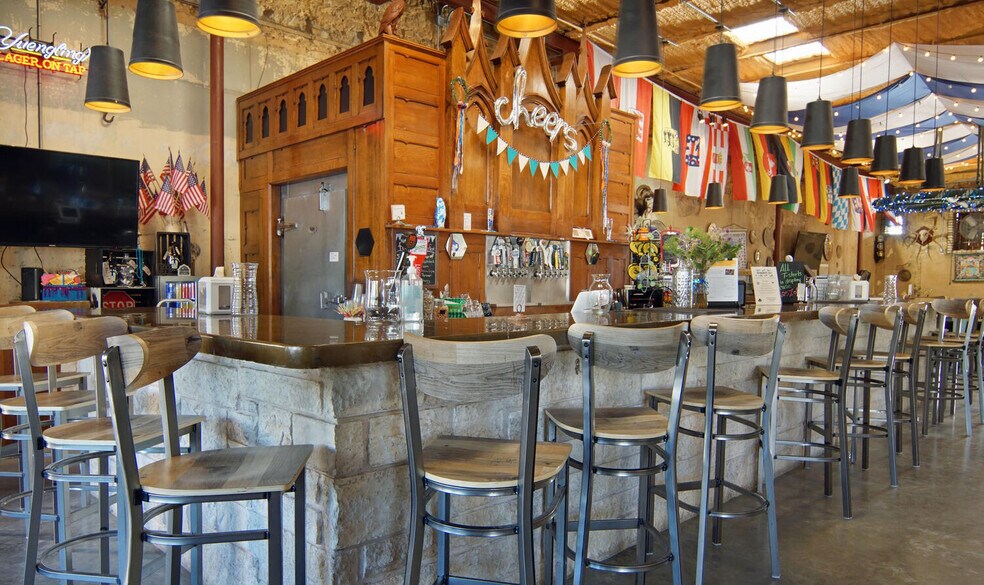 More Photos Of 124 N Austin St, Comanche Bar For Sale