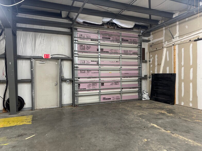 More Photos Of 53 Persimmon St, Bluffton Showroom For Sale