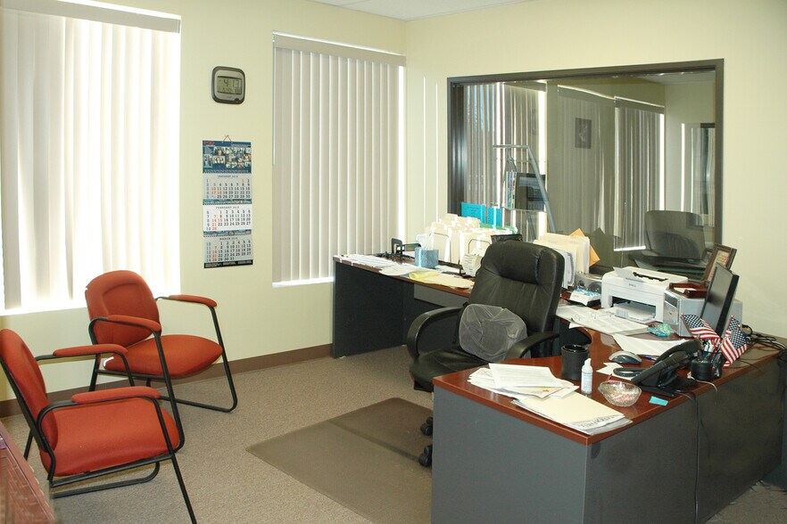 More Photos Of 375 Commerce St, Southlake Warehouse For Lease