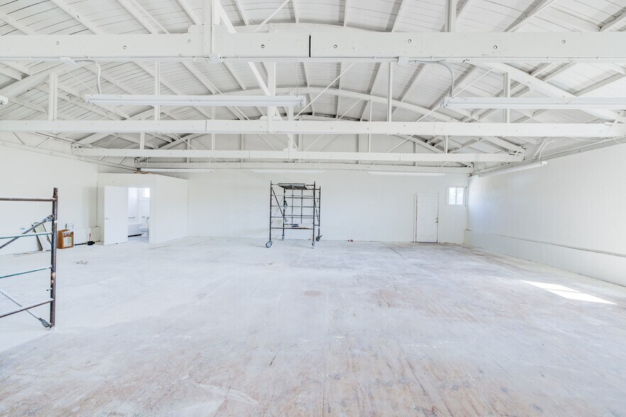 More Photos Of 4333-4335 W 147th St, Lawndale Office For Sale