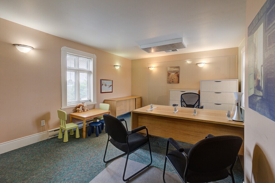 More Photos Of 415 Rue Du Village, Repentigny Office For Sale