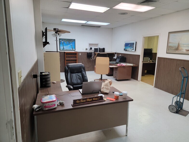 More Photos Of 106 Adams St, Auburndale Warehouse For Sale