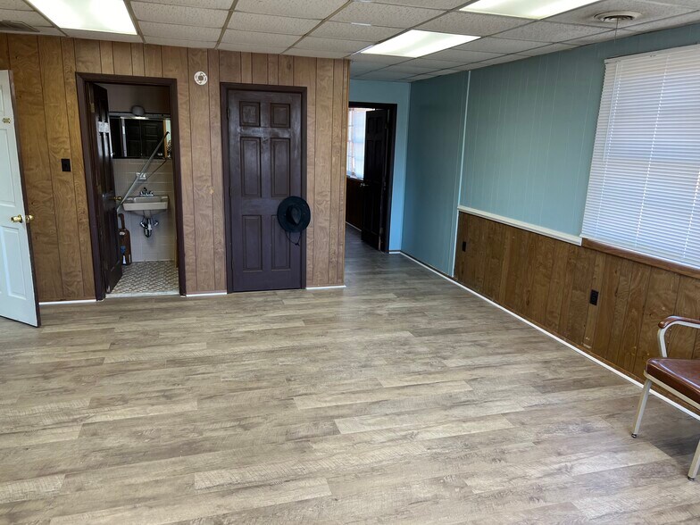 More Photos Of 647 Main St, Thomson Flex For Sale