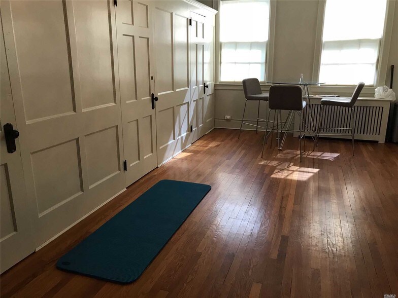 More Photos Of 41 Main St, Roslyn Freestanding For Lease