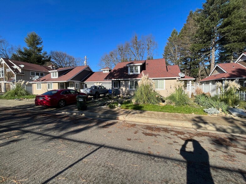 More Photos Of 117 N Junction Ave, Cave Junction Apartments For Sale
