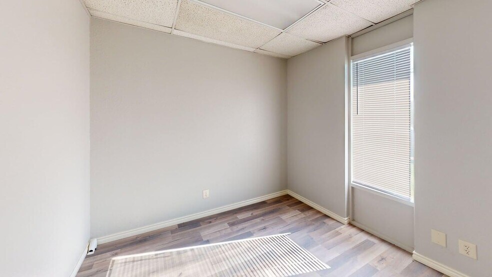 More Photos Of 4001 W Oak St, Palestine Self Storage For Lease