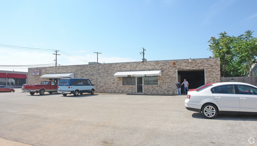 More Photos Of 2801-2807 Crockett St, Fort Worth Flex For Lease