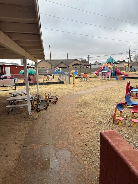 More Photos Of 1005 Austin St, Midland Storefront For Sale