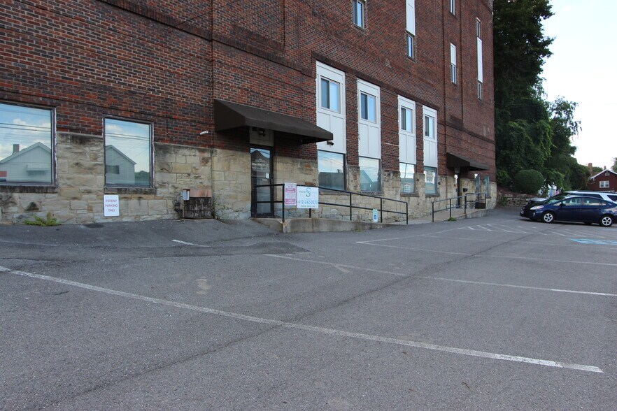 More Photos Of 1352 5th Ave, Coraopolis Apartments For Lease