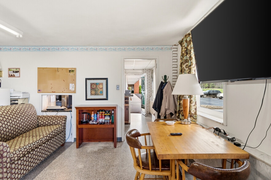 More Photos Of 6920 Motor Inn Dr, Huntingdon Hotel For Sale